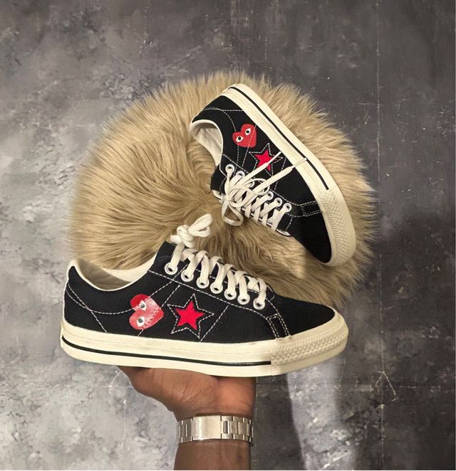 Converse x CDG sneakers nere con cuore rosso