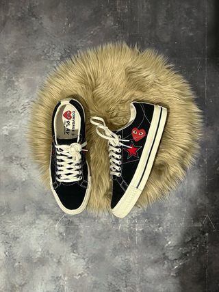 Converse x CDG sneakers nere con cuore rosso