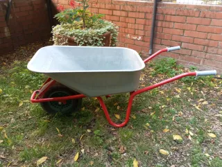 Carretilla de jardín roja