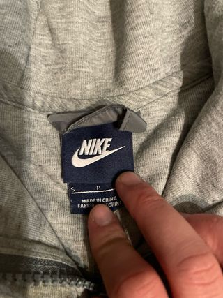 Chaqueta Nike gris con capucha