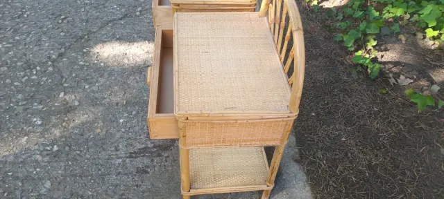 2 Mesillas de noche de bambú y ratán.