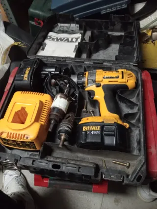 Taladro DeWalt con cargador y accesorios