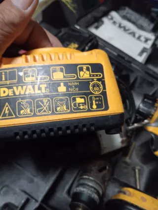 Taladro DeWalt con cargador y accesorios