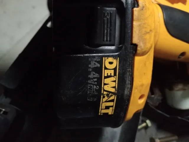 Taladro DeWalt con cargador y accesorios