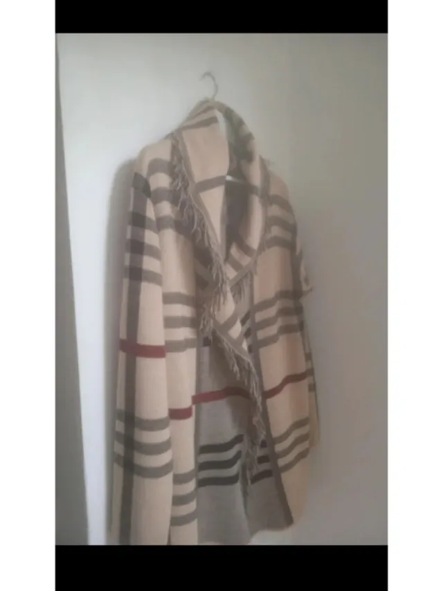 Chaqueta larga a cuadros con flecos