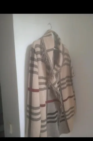 Chaqueta larga a cuadros con flecos