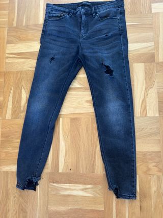 vaqueros negros, pone talla 42 pero es una L