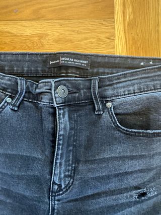 vaqueros negros, pone talla 42 pero es una L