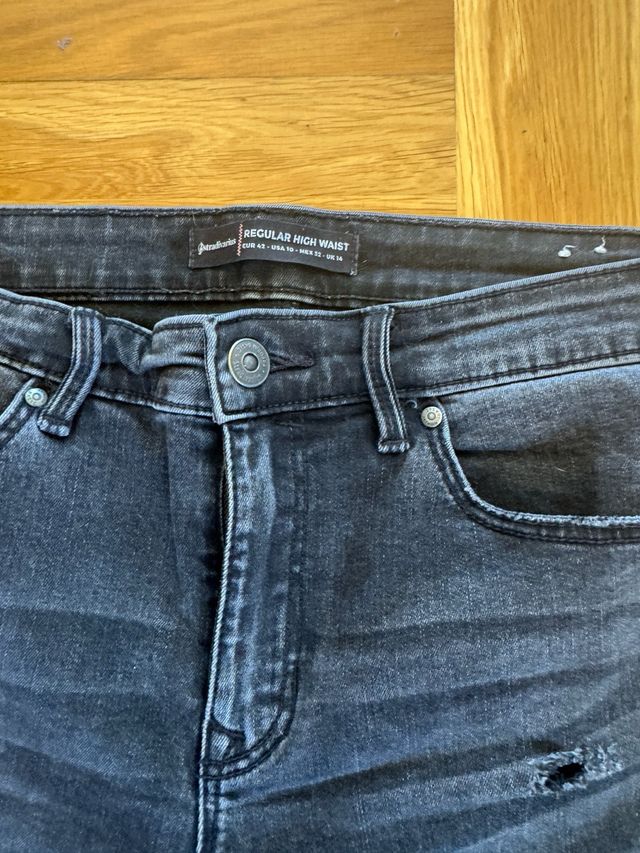 vaqueros negros, pone talla 42 pero es una L