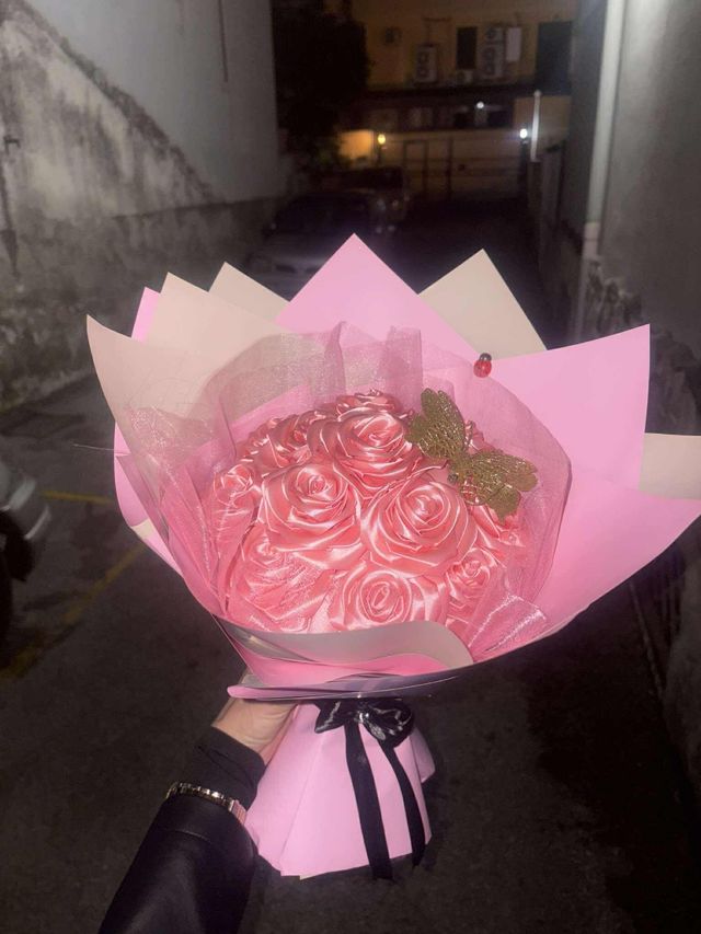 Fiori rosa fatti a mano con farfalla dorata