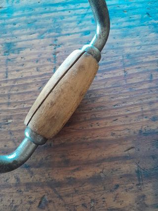 Berbiquí antiguo de madera y metal