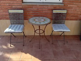 Mesa y sillas estilo marroquí