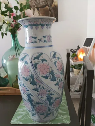 Jarrón de porcelana pintado a mano