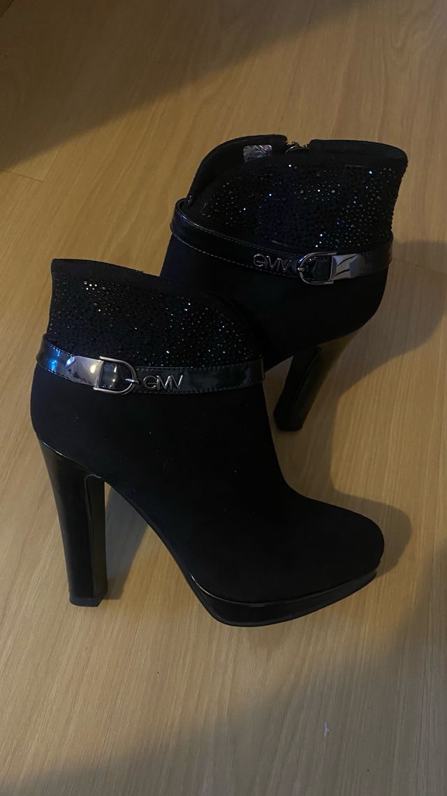 Botas de tacón negras con pedrería