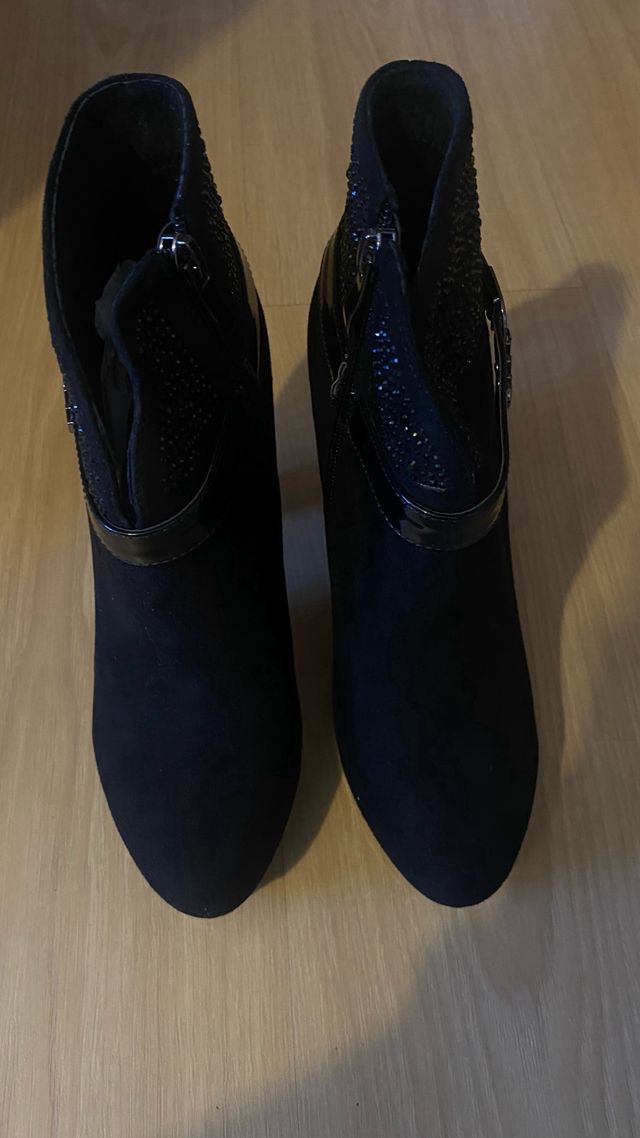 Botas de tacón negras con pedrería