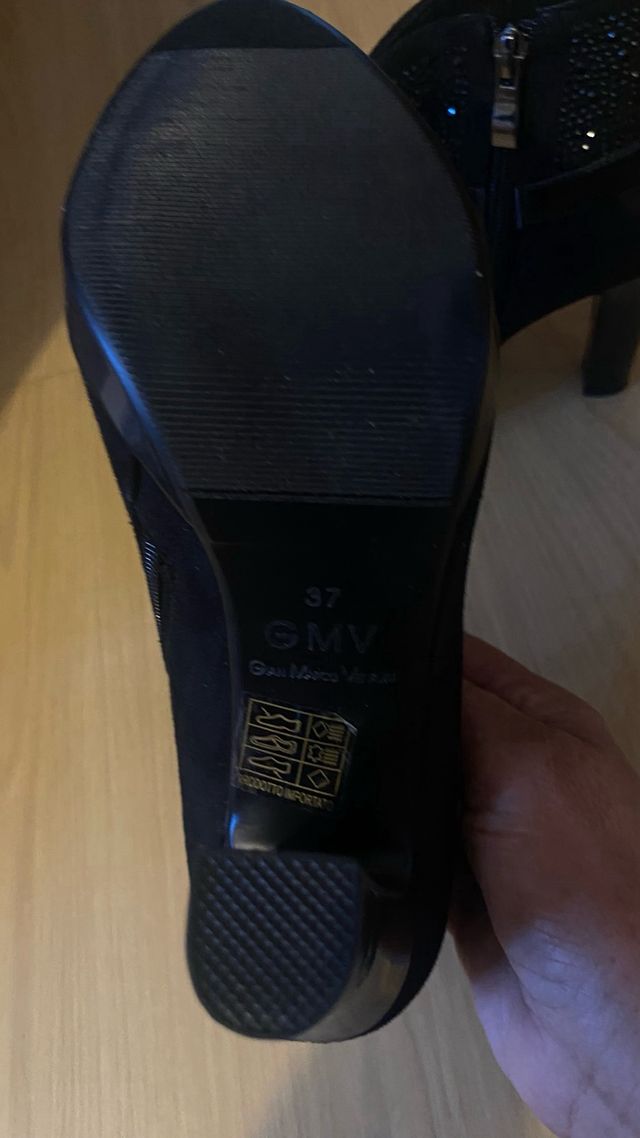 Botas de tacón negras con pedrería