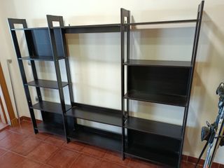 Estantería de madera y metal negra