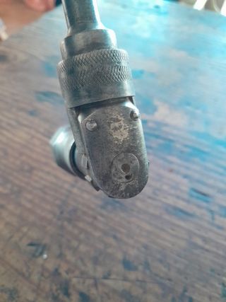 Berbiquí antiguo de madera oscura y metal