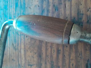 Berbiquí antiguo de madera oscura y metal