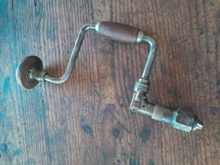 Berbiquí antiguo de madera oscura y metal