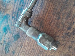 Berbiquí antiguo de madera oscura y metal