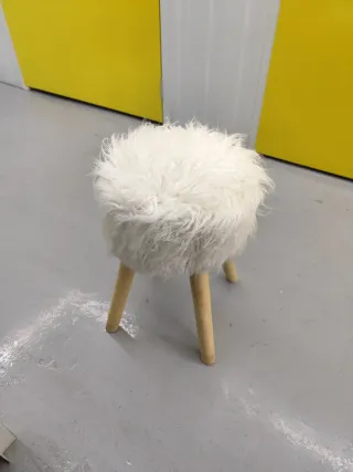 Taburete pelo blanco patas madera