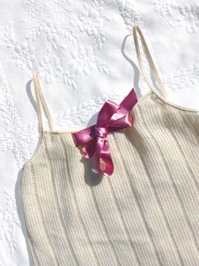 Top in maglia a coste con fiocchetto rosa