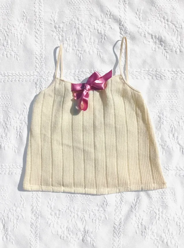 Top in maglia a coste con fiocchetto rosa