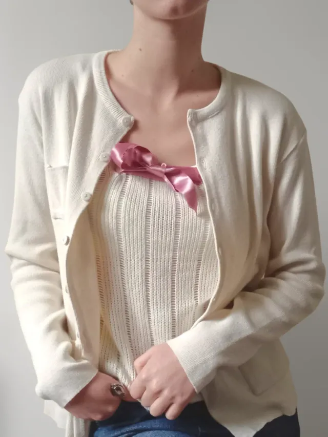 Top in maglia a coste con fiocchetto rosa