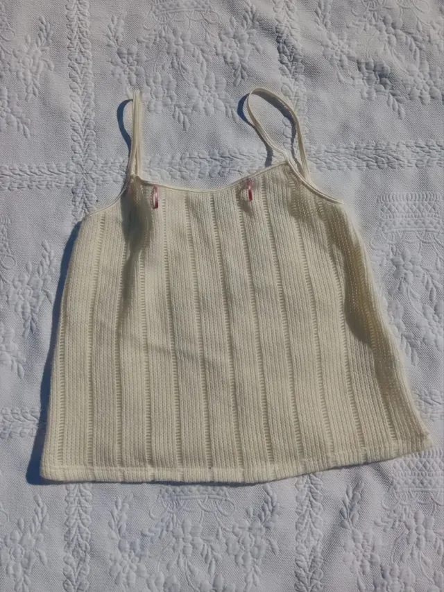 Top in maglia a coste con fiocchetto rosa