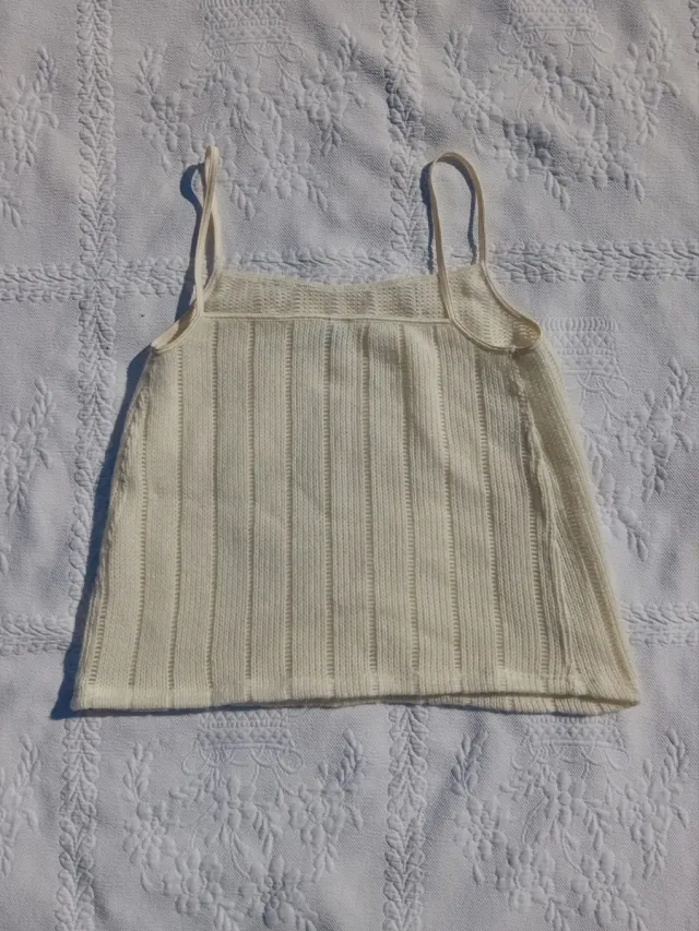 Top in maglia a coste con fiocchetto rosa