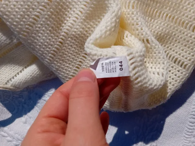 Top in maglia a coste con fiocchetto rosa