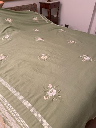 Copriletto lino ricamato a mano