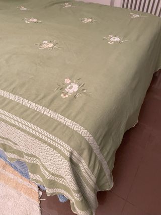 Copriletto lino ricamato a mano