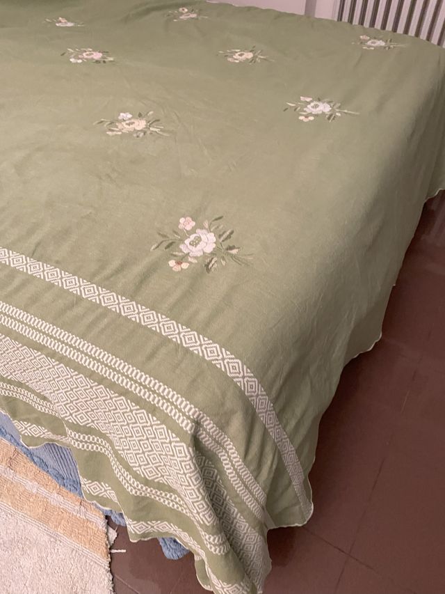 Copriletto lino ricamato a mano