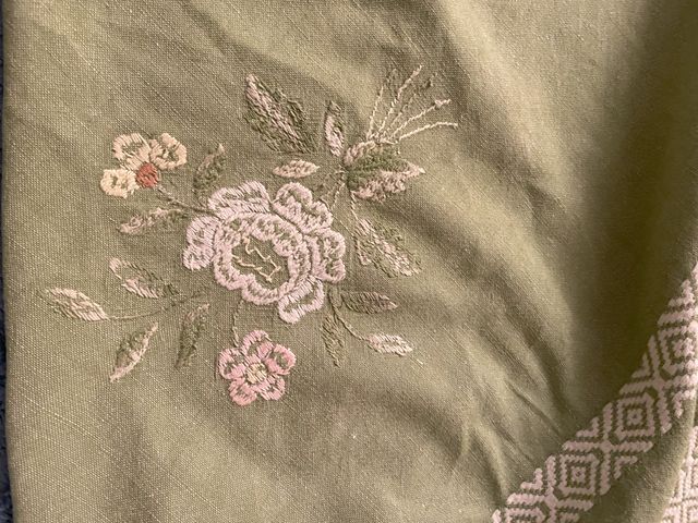 Copriletto lino ricamato a mano