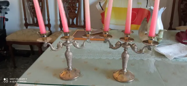 Candelabro plateado con velas rosas