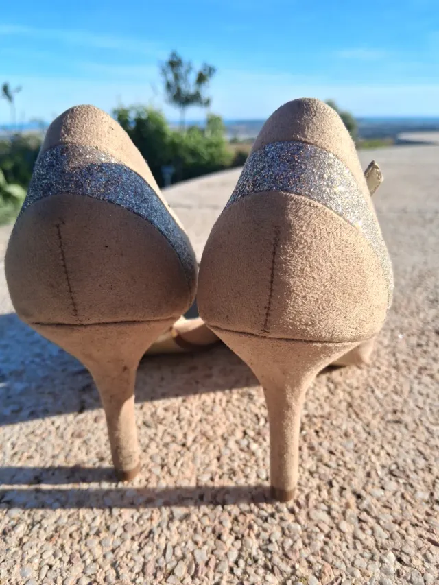 Zapatos de tacón beige y dorados