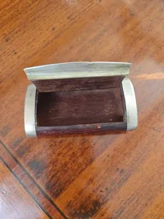 Tabacchiera antica in legno e metallo