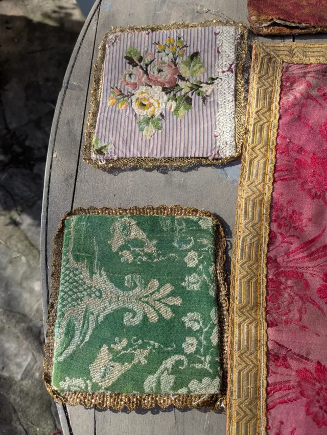 Lote textiles y ornamentos antiguos de misa.