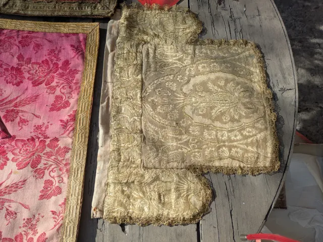 Lote textiles y ornamentos antiguos de misa.