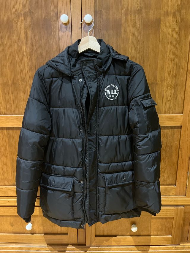 Chaqueta negra acolchada