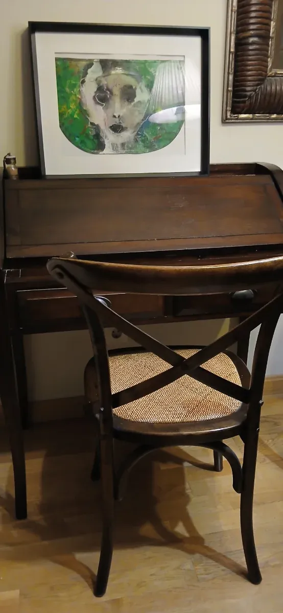 Escritorio de madera con silla