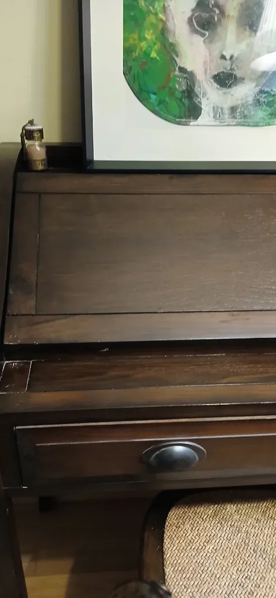 Escritorio de madera con silla