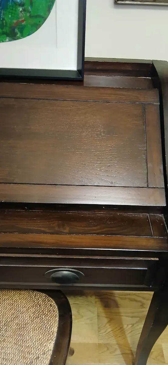 Escritorio de madera con silla