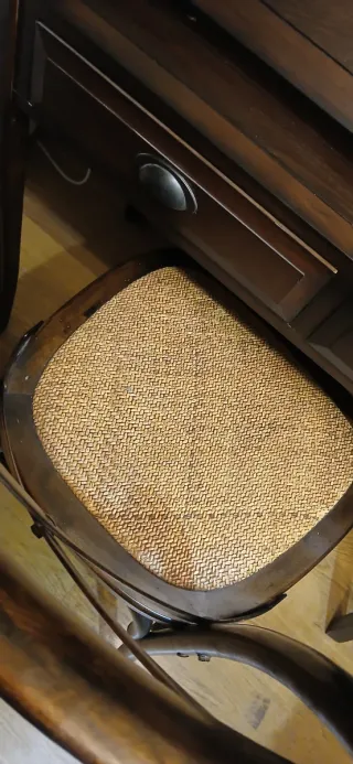 Escritorio de madera con silla