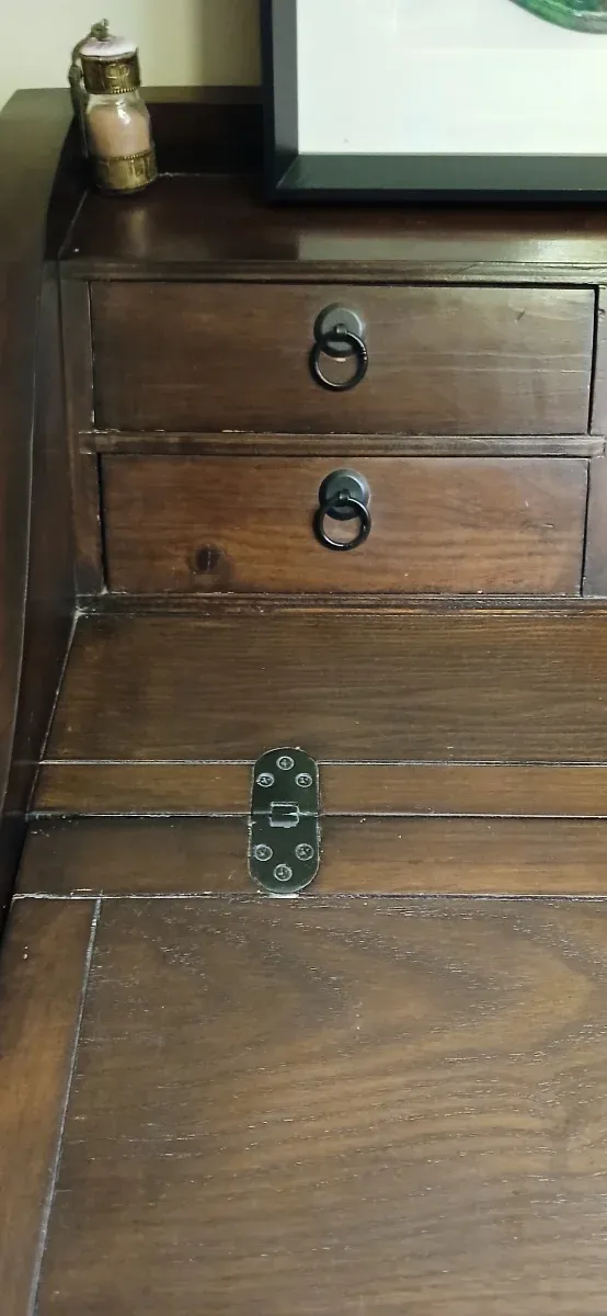 Escritorio de madera con silla