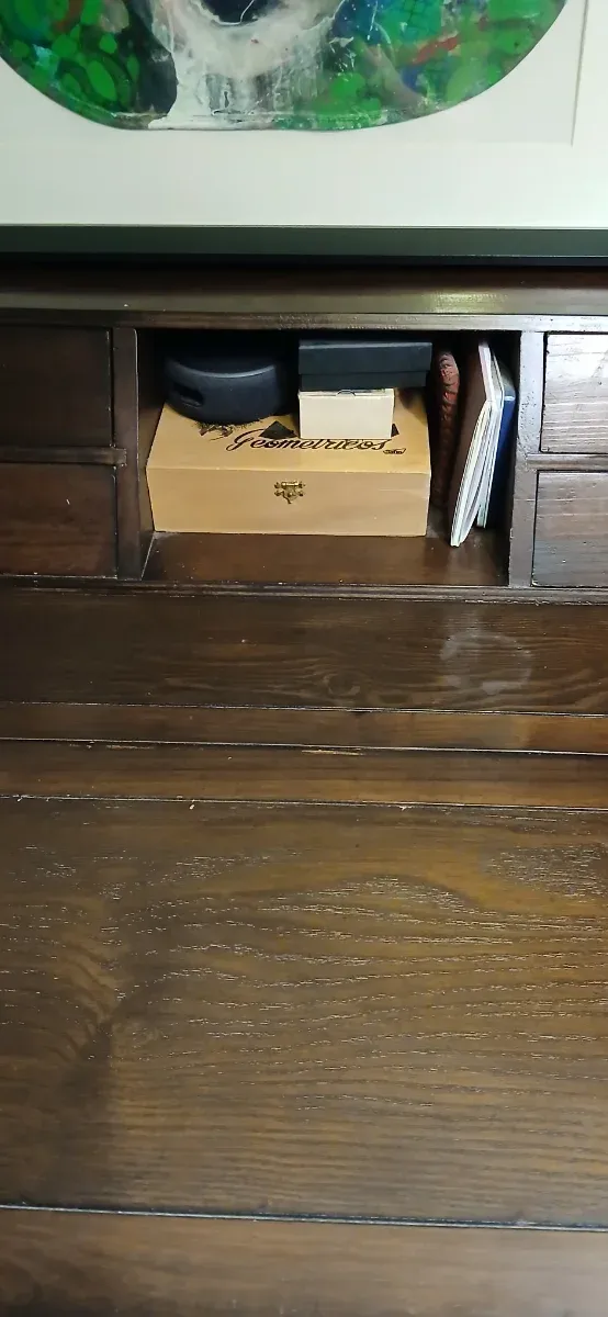 Escritorio de madera con silla