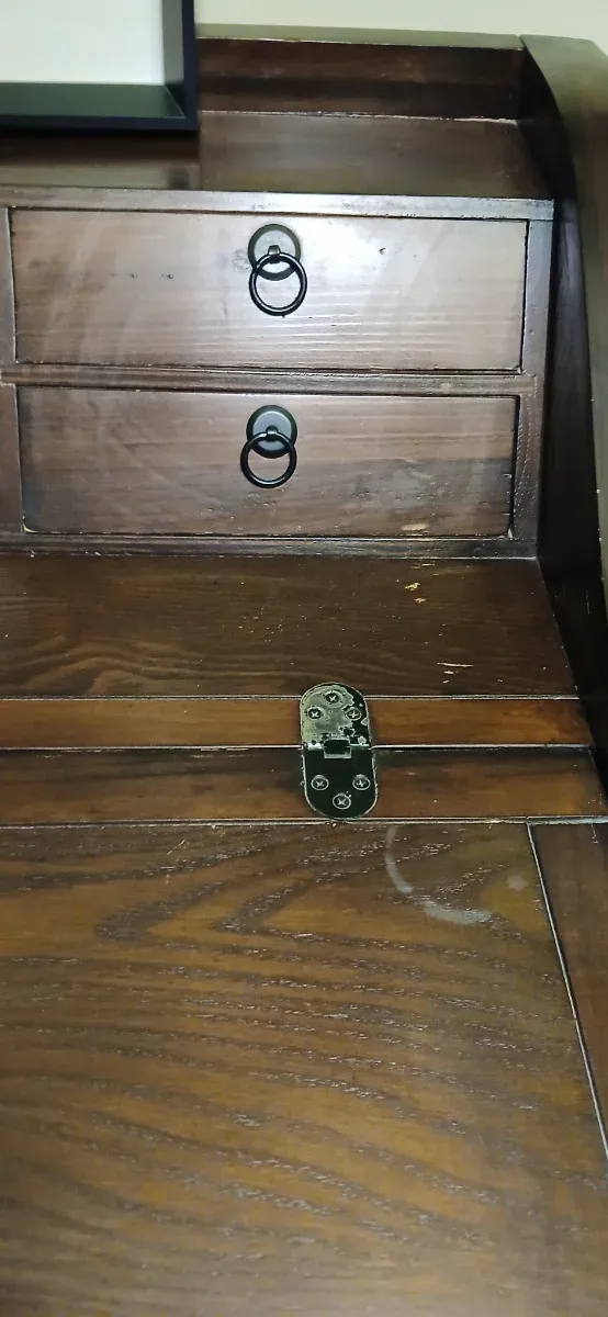 Escritorio de madera con silla