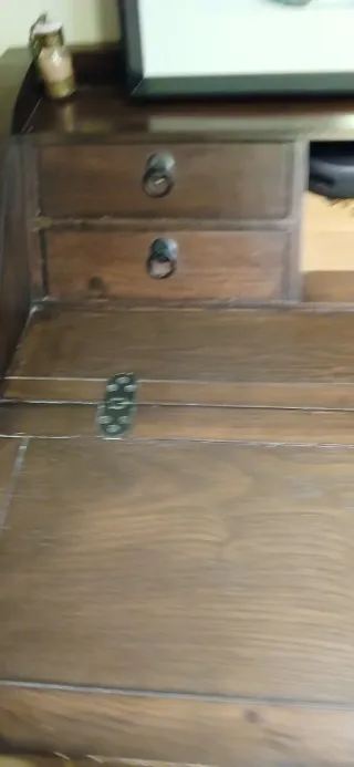 Escritorio de madera con silla